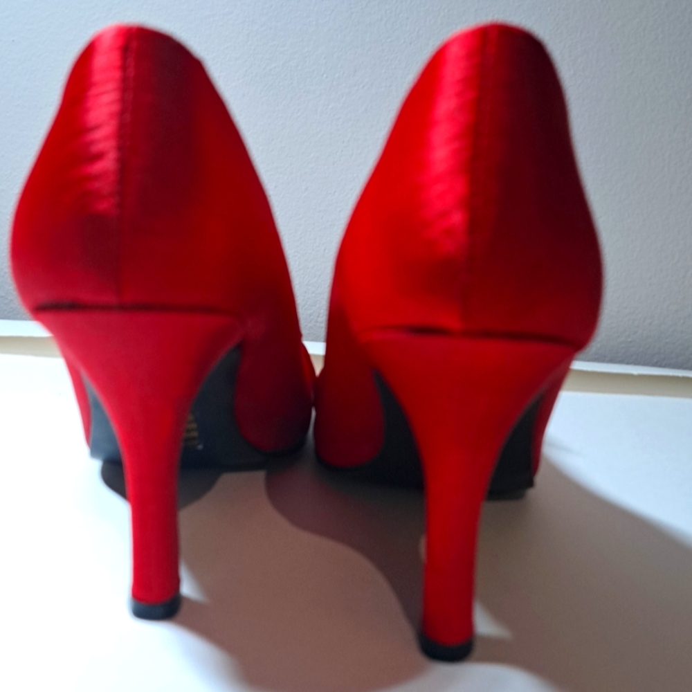 VIBRANT CHARLOTTE RUSSE RED LINED SHOES. SIZE 8 US. RED BOE WITH RHINESTONES. - Picture 3 of 10